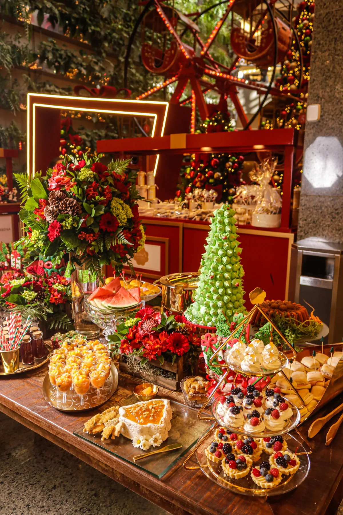 Mesa de Natal com docinhos e flores da Carmelita Gastronomia