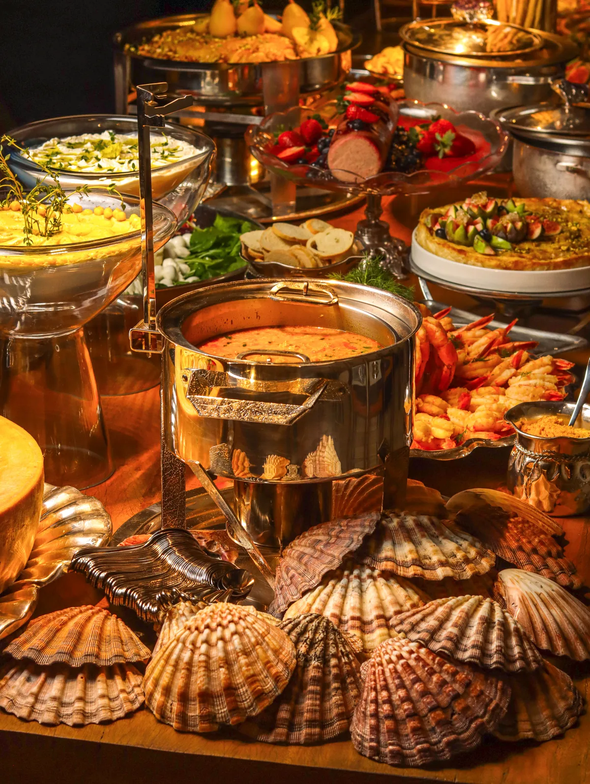 Buffet de frutos do mar com conchas e camarões da Carmelita