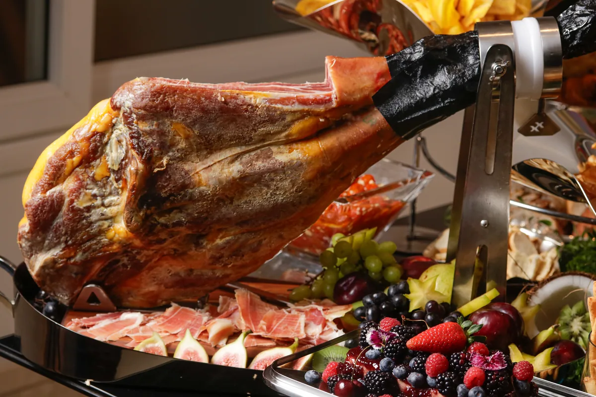 Pernil sendo servido no buffet volante da Carmelita Gastronomia